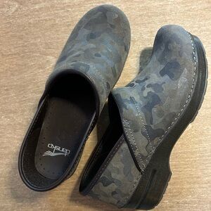 Dansko Women's Gray Camouflage Mules